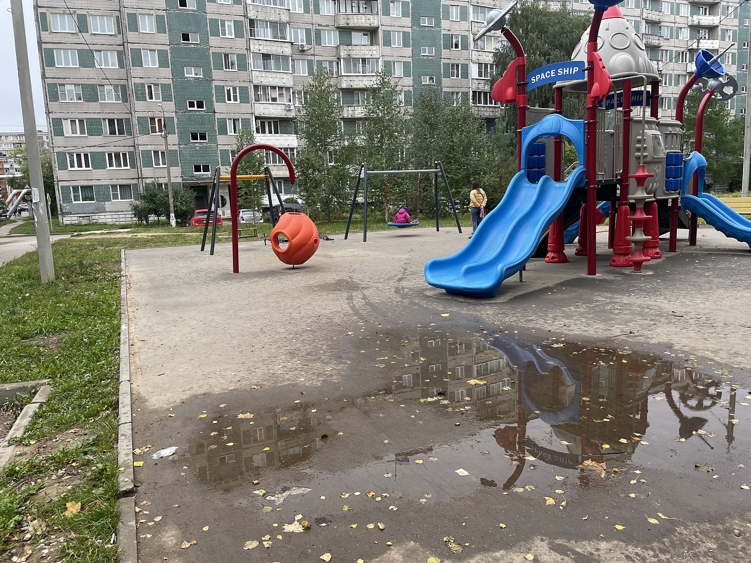 Монтаж искусственной травы на детской площадке (МО г. Клин ул. 50 лет октября)